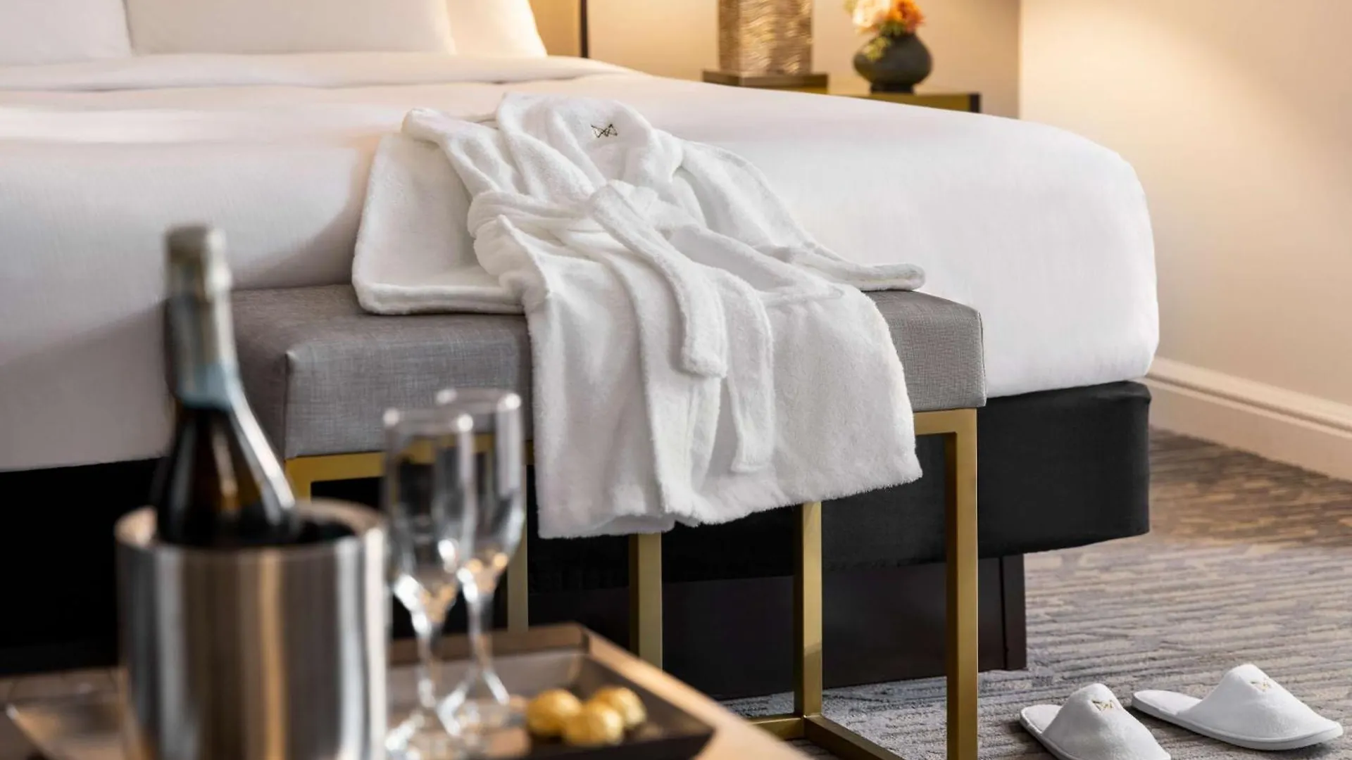 ****  Martinique New York On Broadway, Curio Collection By Hilton Hotel United States