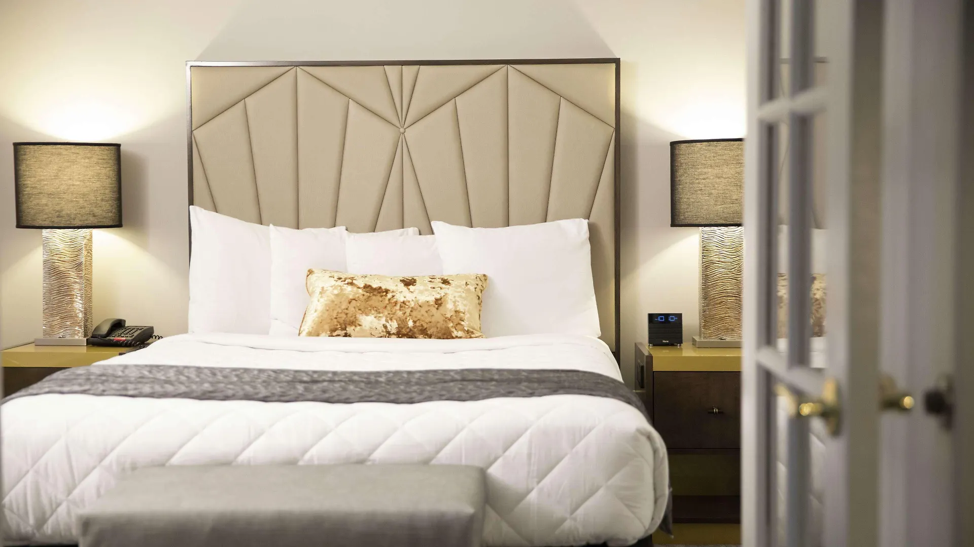 Martinique New York On Broadway, Curio Collection By Hilton Hotel